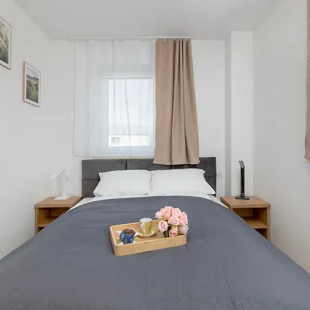 Modern With Parking Close To The By Renters Apartamento *
