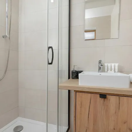 Apartamento Modern With Parking Close To The By Renters