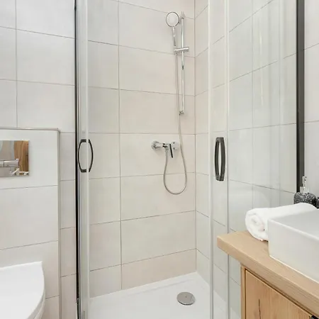 Modern With Parking Close To The By Renters