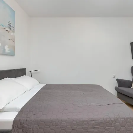 Modern With Parking Close To The By Renters