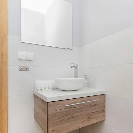 Modern With Parking Close To The By Renters Apartment *
