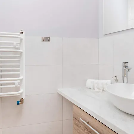 Modern With Parking Close To The By Renters Apartment *