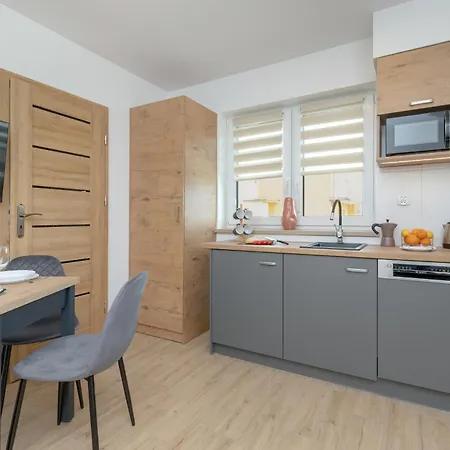 Modern With Parking Close To The By Renters Apartment *