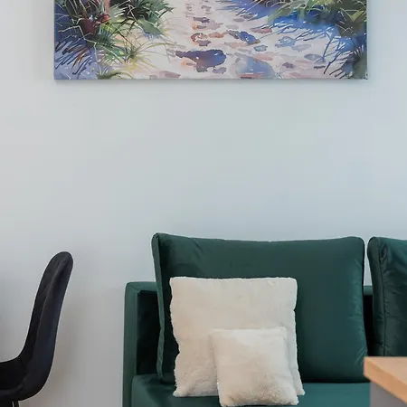 Modern With Parking Close To The By Renters Apartment *